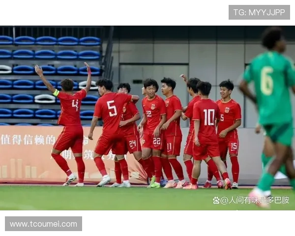 国足再创佳绩全场奋力拼搏逆转取胜展现团队精神与青春力量