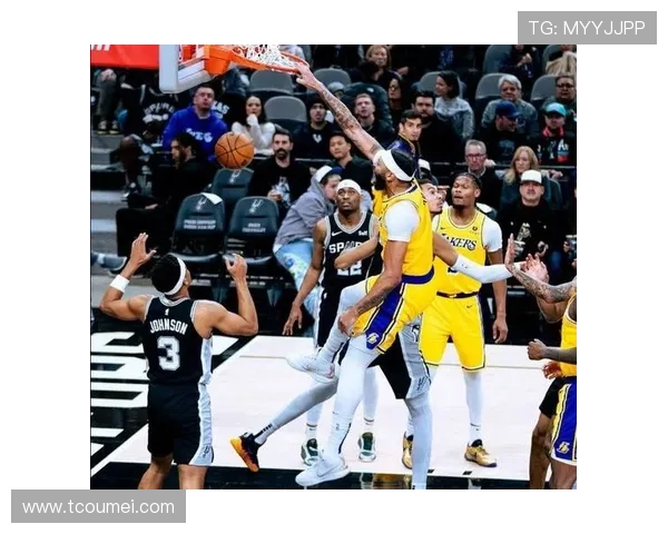 浓眉砍下38分助湖人逆转取胜 詹姆斯全场精彩助攻展现领袖风范